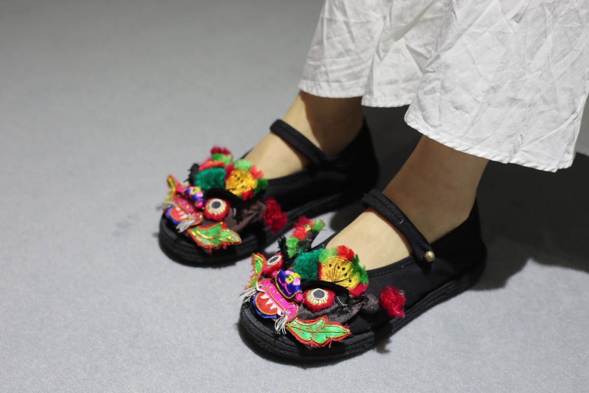 小姐姐穿上传统布老虎鞋满满的中国风 - 元宇宙摄影 - 图虫