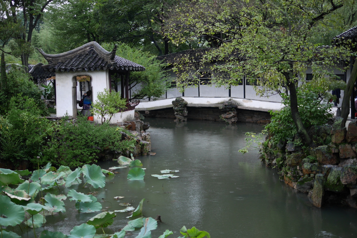 金桂翠荷舒霏雨,曲廊泓池敛秋风 - 小豹 - 图虫