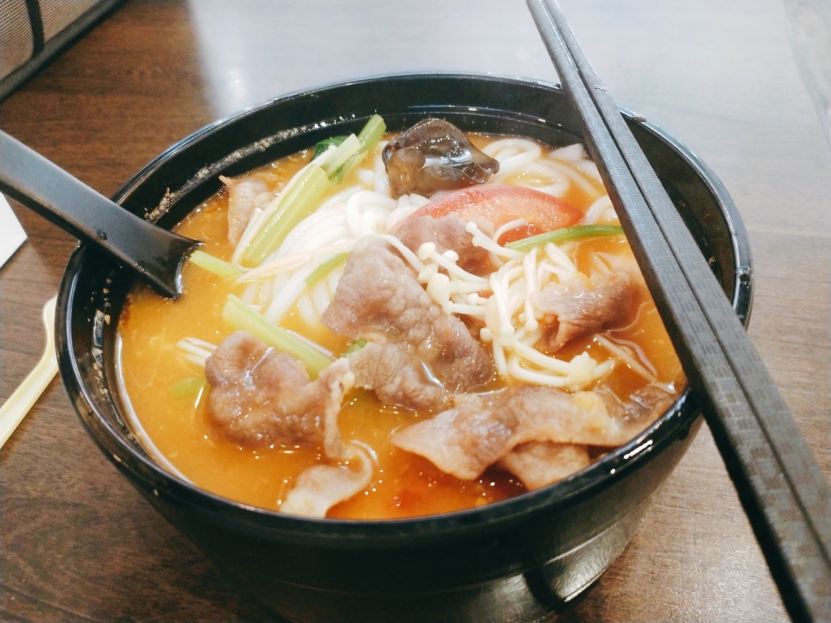 云里蒸山里食盘里香金针菇肥牛米线