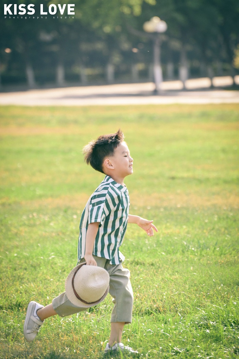 孩子在大草坪上,奔跑跳跃,好自在 - kisslove儿童摄影石头