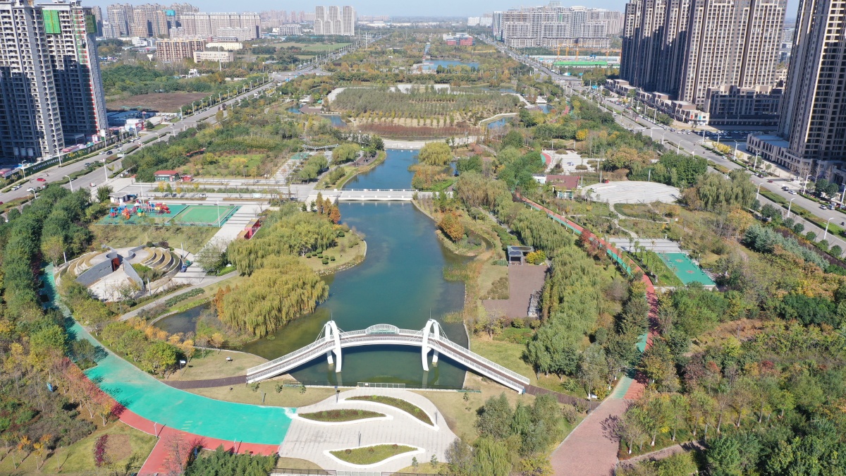 航拍河南许昌中央公园城水相依景色迷人