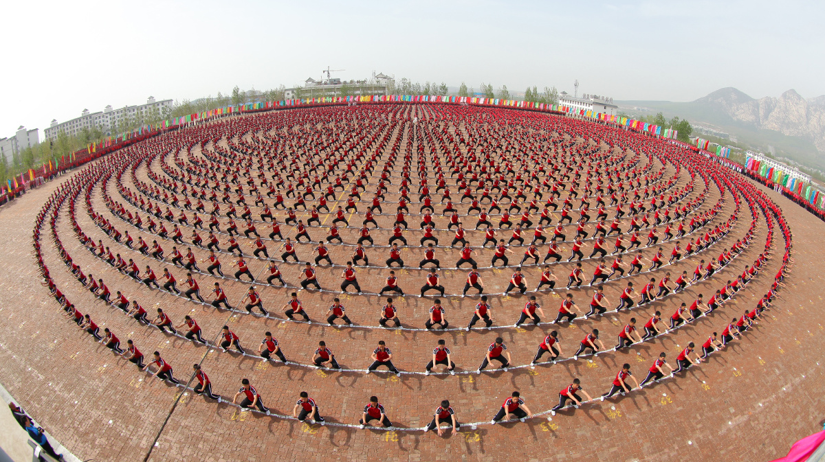河南郑州登封塔沟武校春训万名学生同场训练