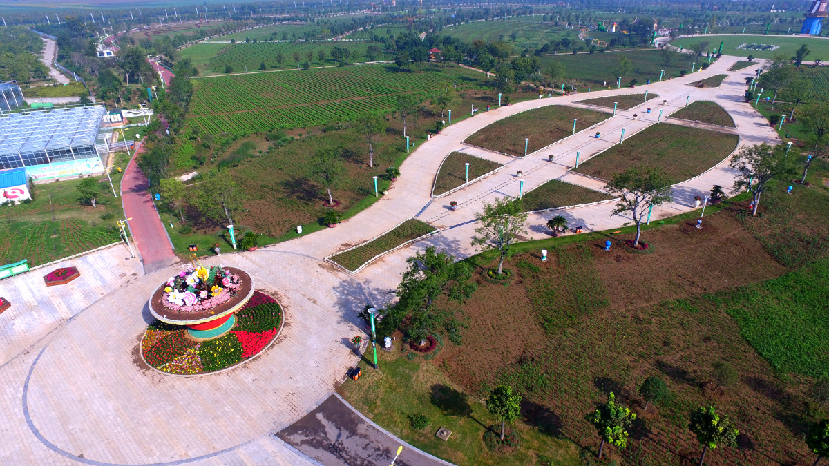 航拍河南鄢陵五彩大地观光休闲旅游区花样的线条与色彩好似田园调色板
