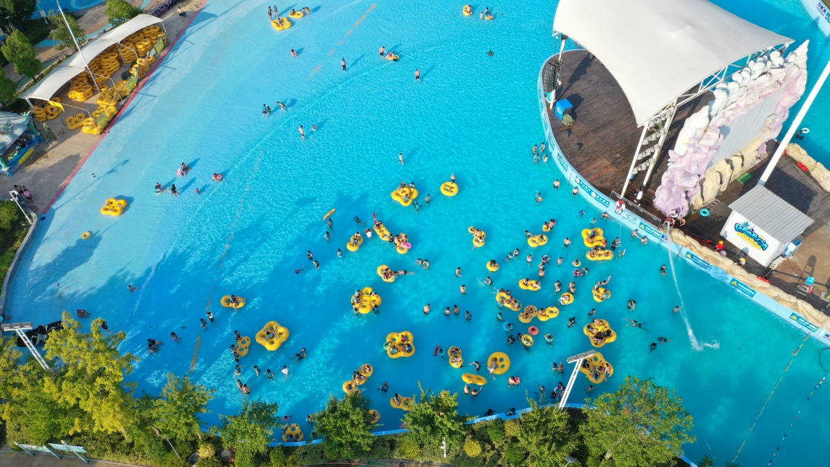 航拍河南许昌市民在瑞贝卡水世界戏水享清凉