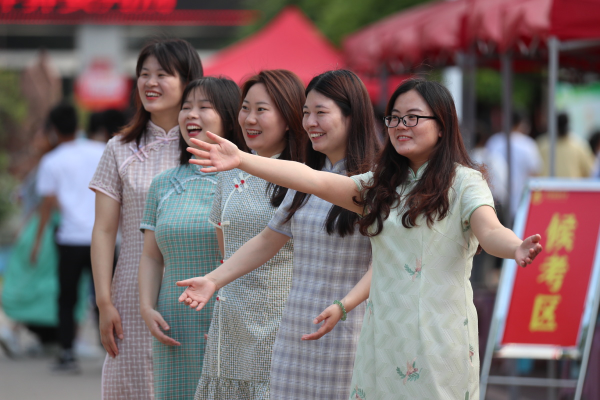 河南许昌老师身着旗袍送考祝福考生旗开得胜