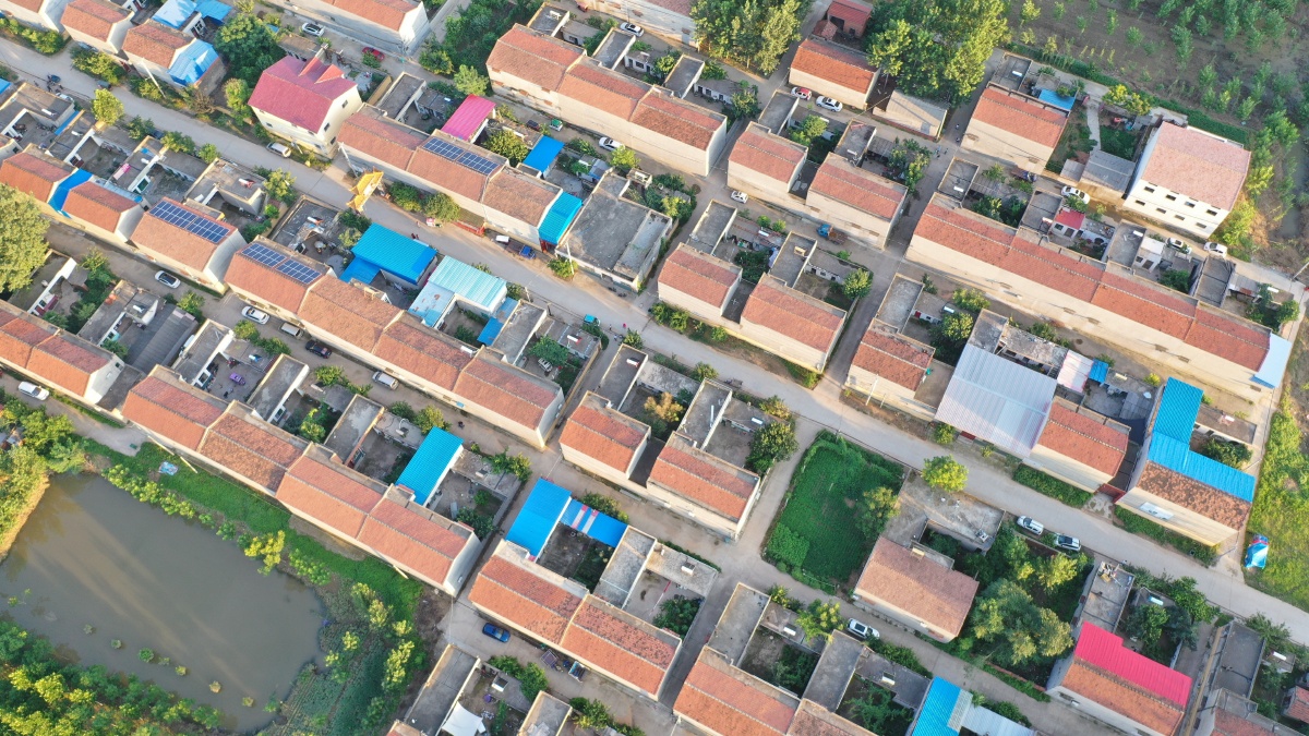 航拍河南许昌新农村房屋鳞次栉比与绿树田野相映成趣