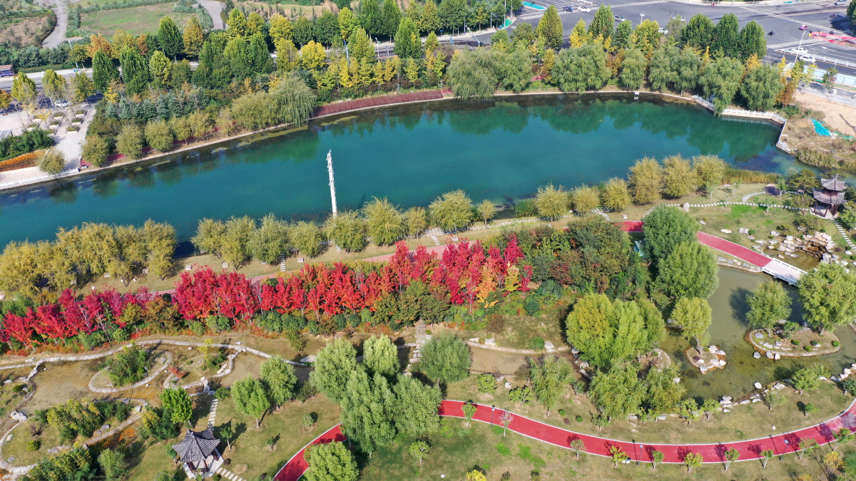 深秋时节航拍河南许昌建安区北海公园城水相依风景迷人