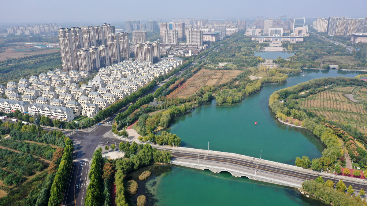 深秋时节航拍河南许昌建安区北海公园城水相依风景迷人