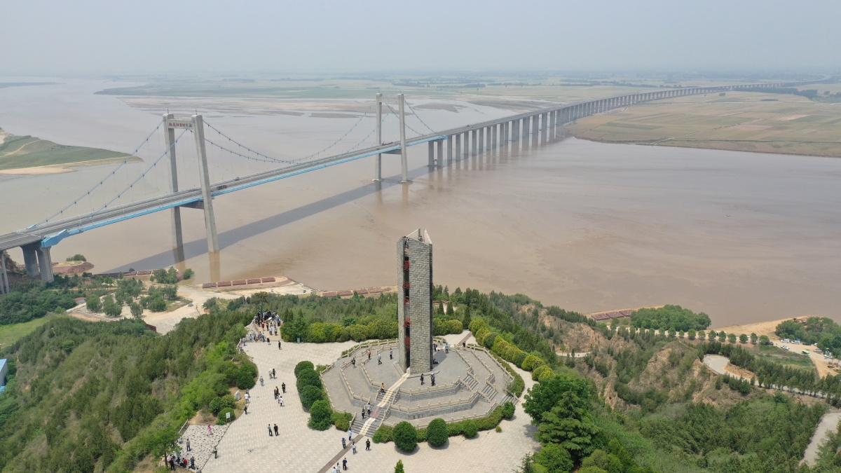 河南郑州航拍黄河中下游分界碑