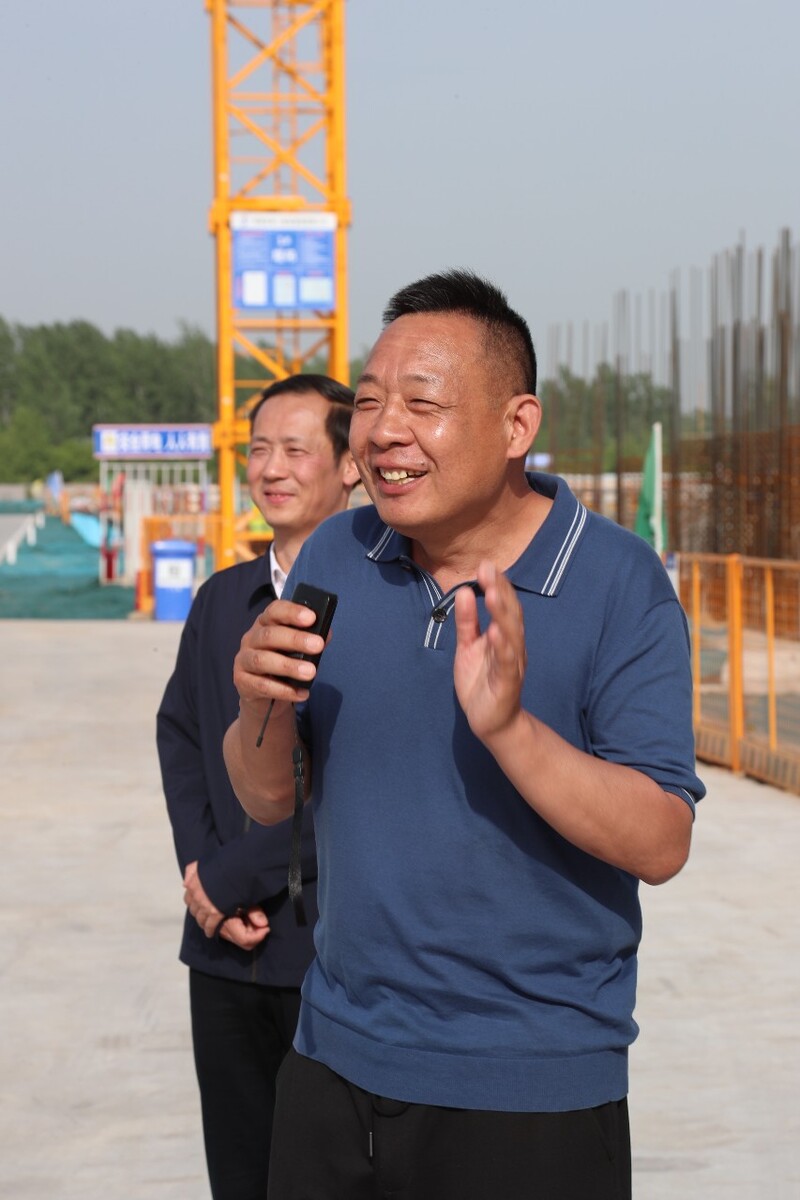 河南胖东来商贸集团董事长于东来 牛书培 图虫