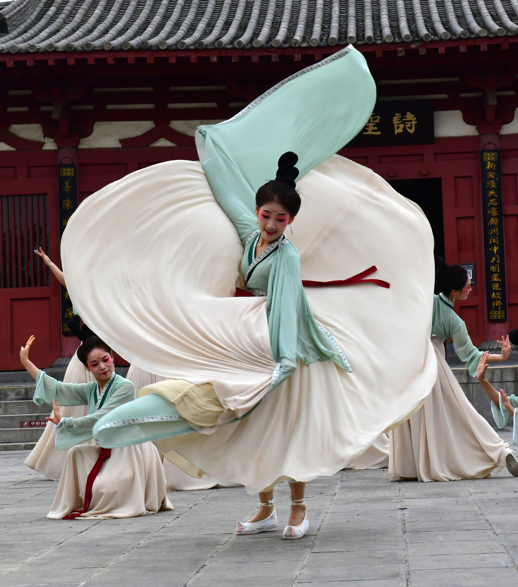 河南郑州歌舞杜诗佳人图亮相杜甫故里