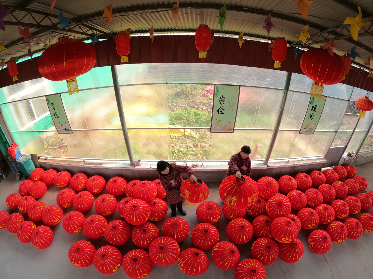 河南许昌红灯笼照亮致富路