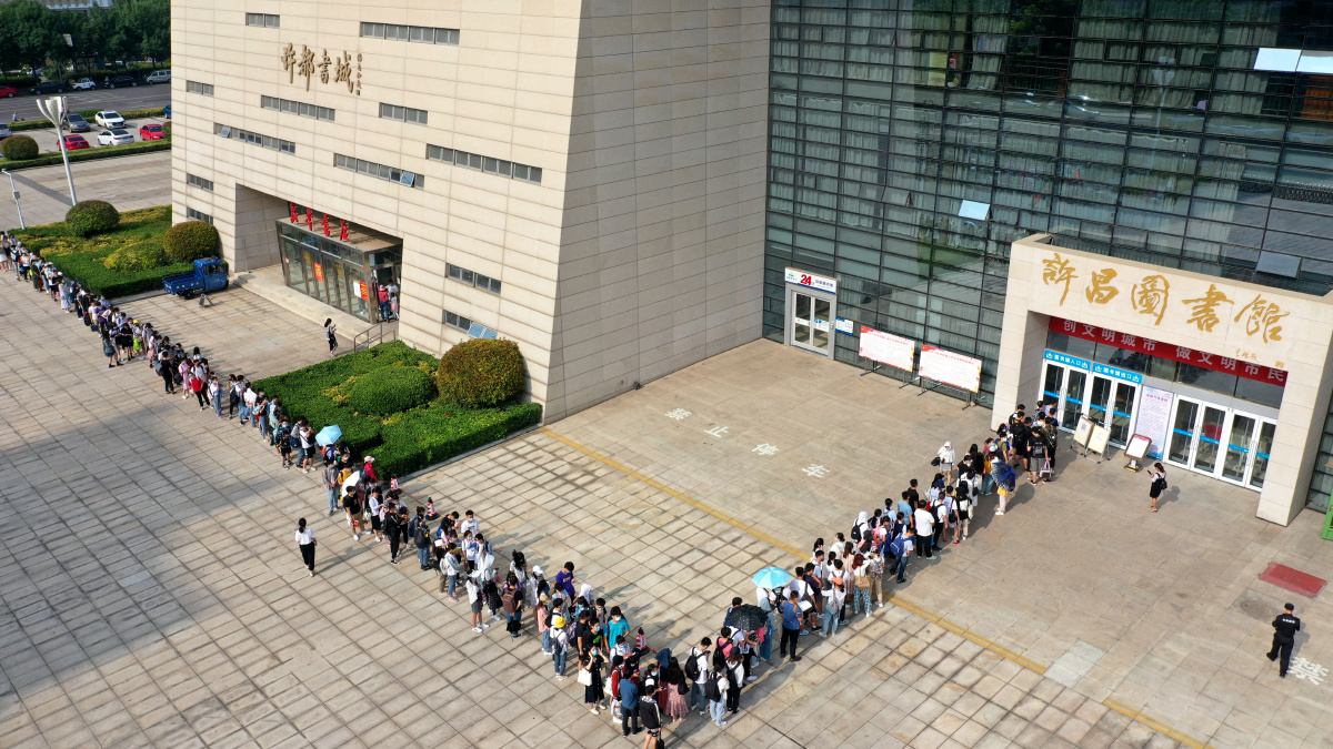 河南许昌炎炎夏日安静凉爽的许昌图书馆成为市民消暑度夏的好去处