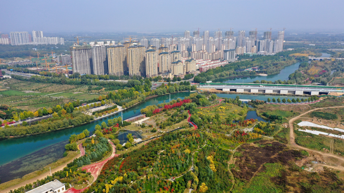 深秋时节航拍河南许昌建安区北海公园城水相依风景迷人