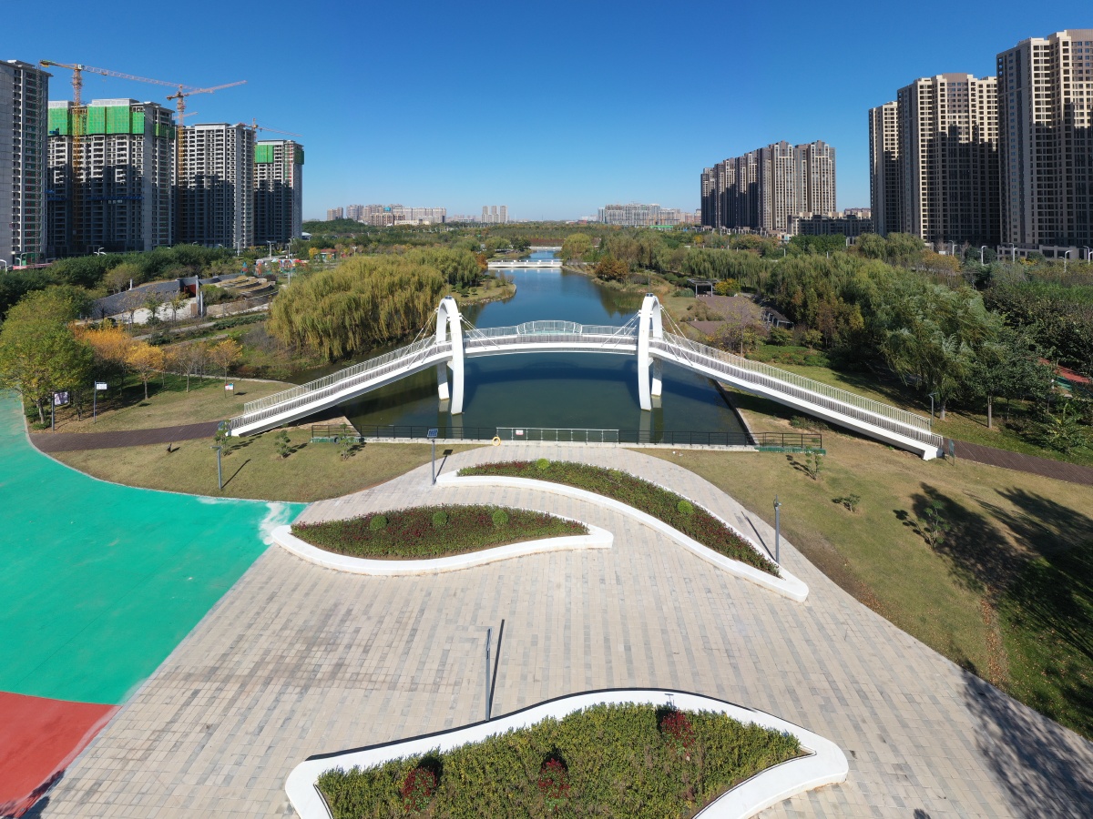 航拍河南许昌中央公园城水相依景色迷人
