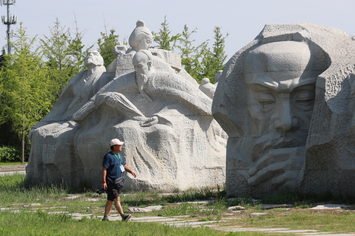 河南郑州黄河风景名胜区炎黄广场大型雕像群