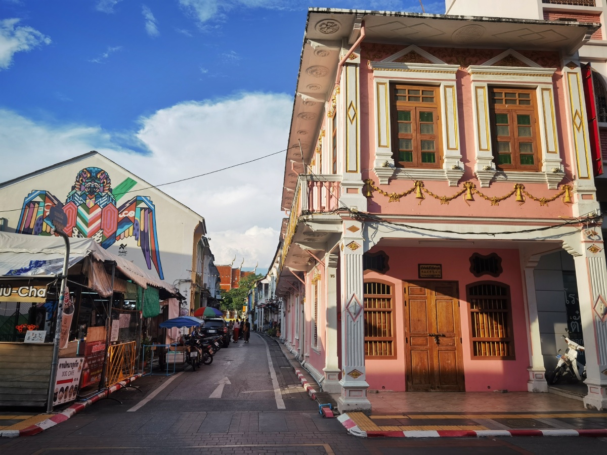 永夏城居民的假日日常普吉步行街
