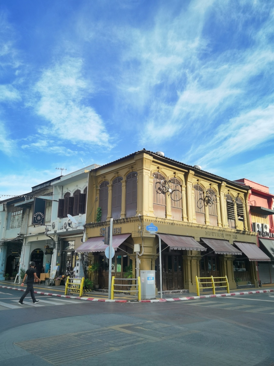 永夏城居民的假日日常普吉步行街