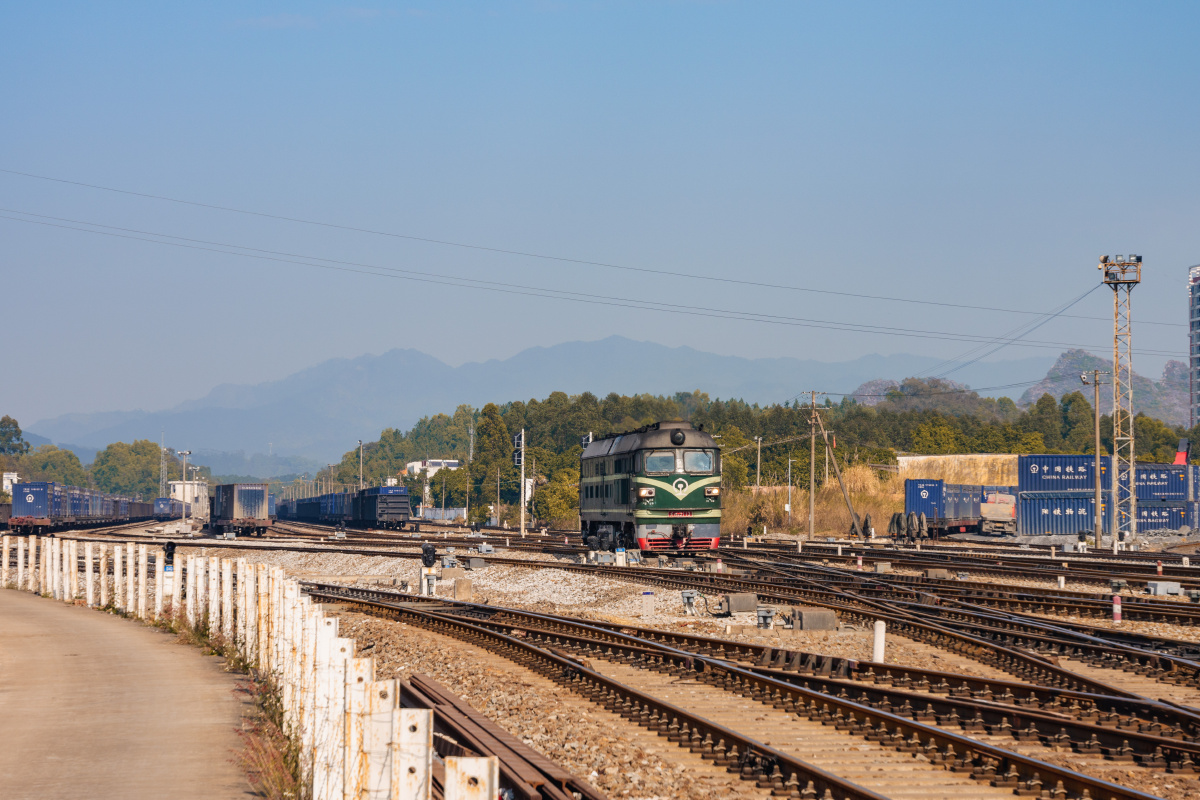 行驶在广茂线的列车
