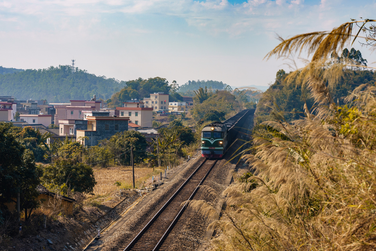 行驶在广茂线的列车