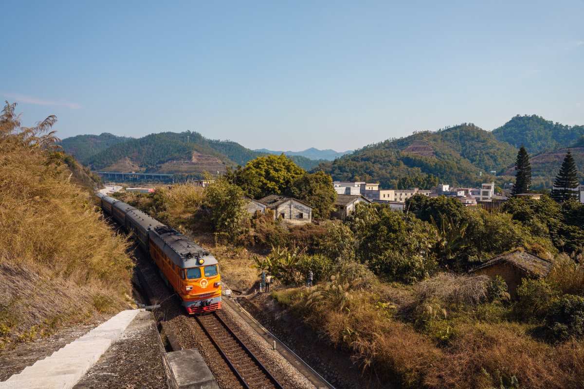 行驶在广茂线的列车