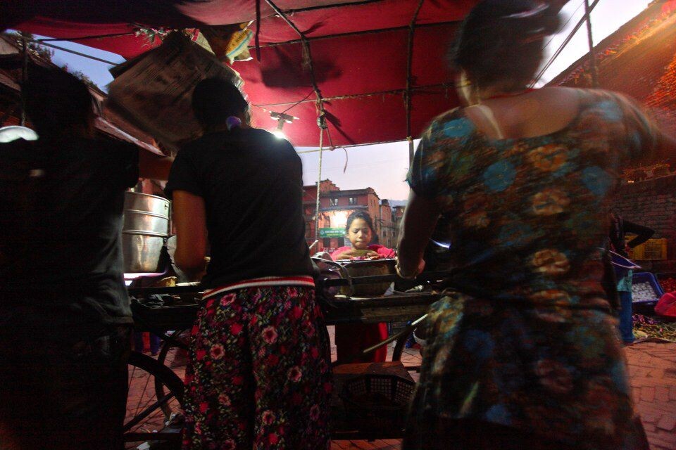 食为天<br />
在离开巴德岗之前的晚餐地点,街边的油炸食品摊铺。食物简单快速便宜多样:油炸Momo,鸡,鱼,蔬菜。人声鼎沸。