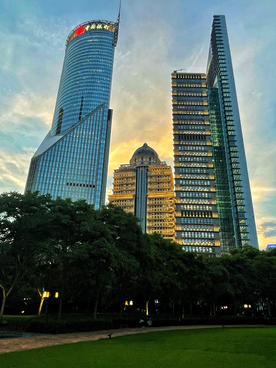 陆家嘴中国银行高层建筑仰视