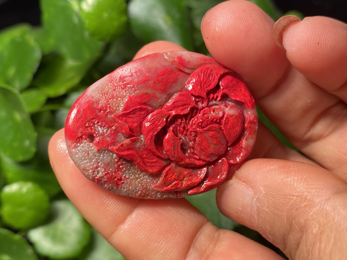 昌化鸡血石手工雕刻独爱莲