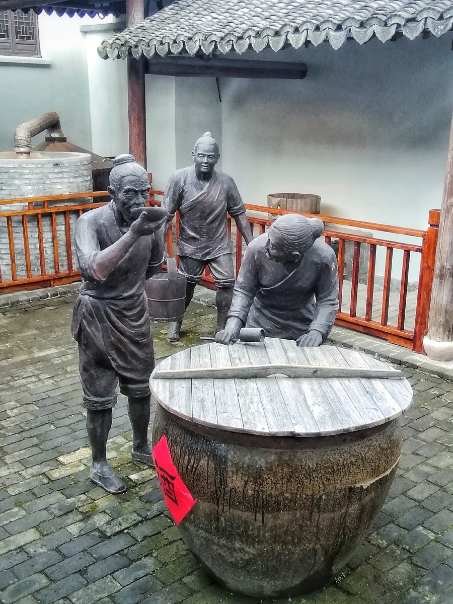 酿酒人湖州南浔古镇中展示古法酿酒工艺的雕像