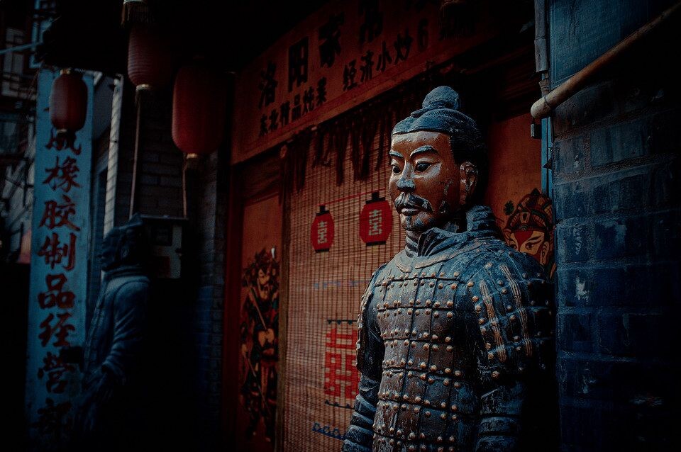 餐馆门前的兵马俑<br />