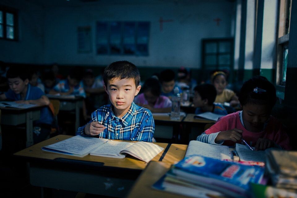 【有爱,就有光。】<br />
【照相的初衷是记录与分享快乐。】我们在同一片蓝天下,却各自有着不同的人生。农民工子弟学校的孩子们,看似没有受到上帝的宠爱,但谁也无法剥夺他们享受童年,渴望知识的权利。知识改变命运,加油