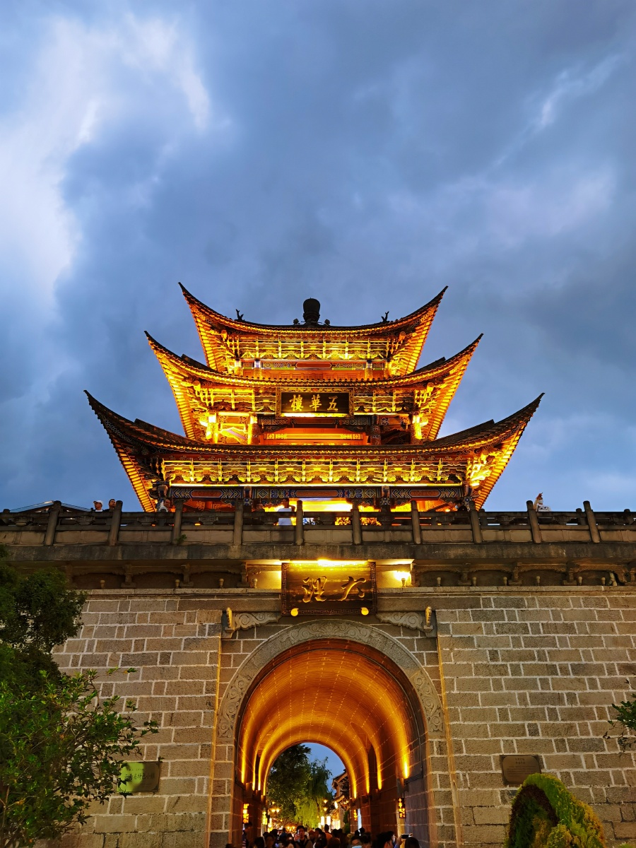 云南省大理古镇五华楼天空云