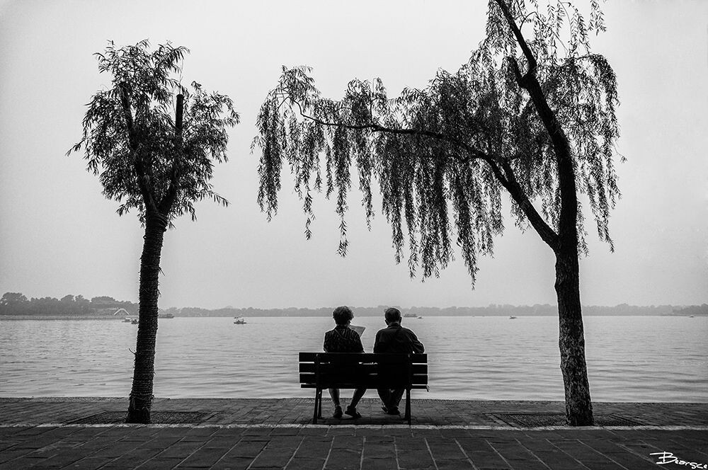 颐园 宜园<br />
昆明湖畔 老爷爷和老奶奶静静的读着报纸  时间或岁月 定格在这一刻