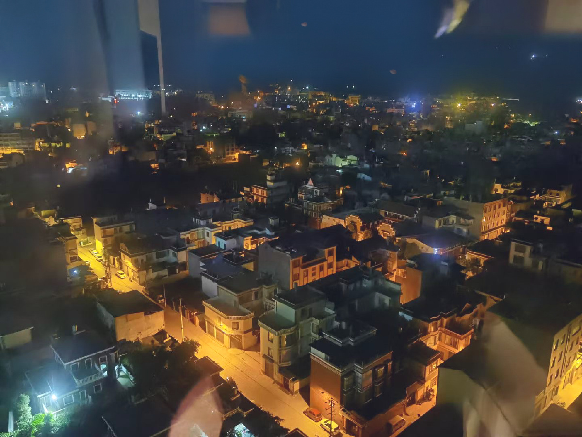 忙完了手头上的工作走至窗边休憩一下