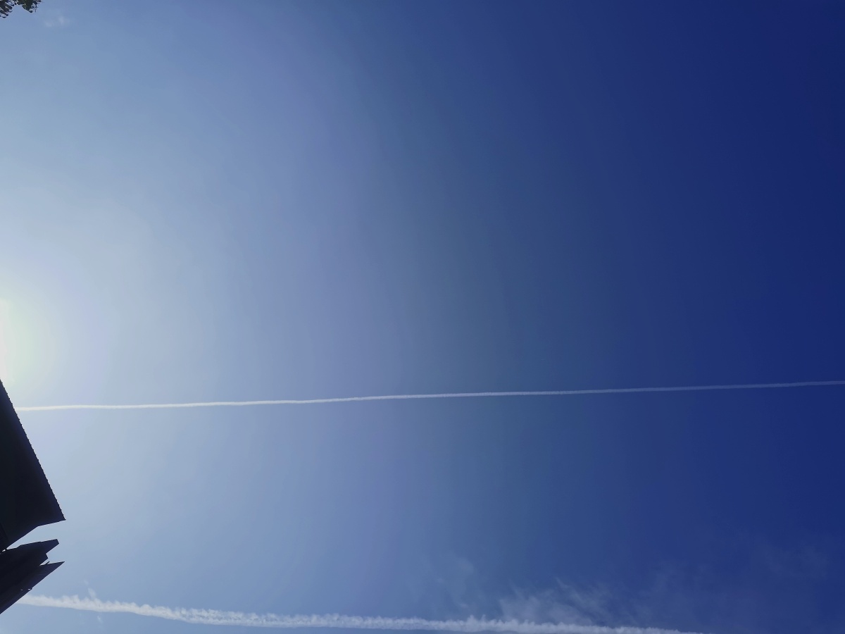 蔚蓝的天空画线一分为二天空中一条白色的线条