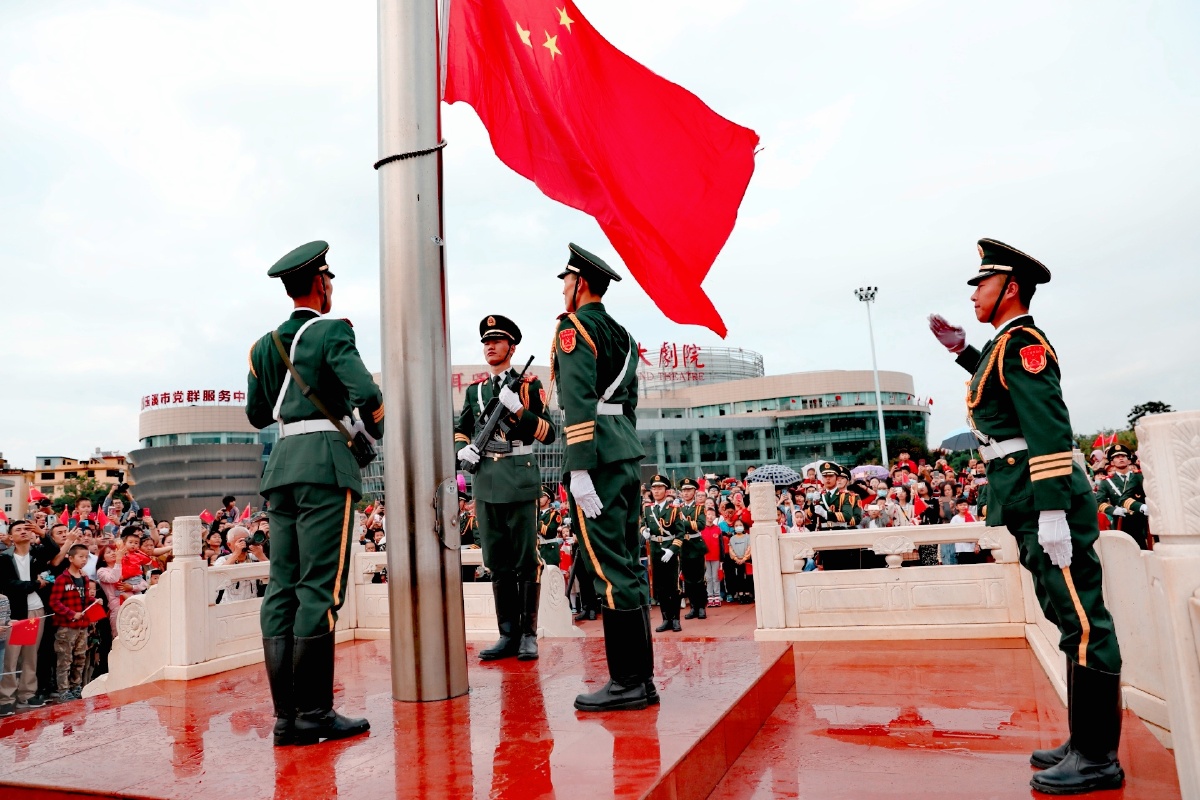 2020年10月1日玉溪聂耳广场早晨800升国旗仪式引来了众多市民的围观