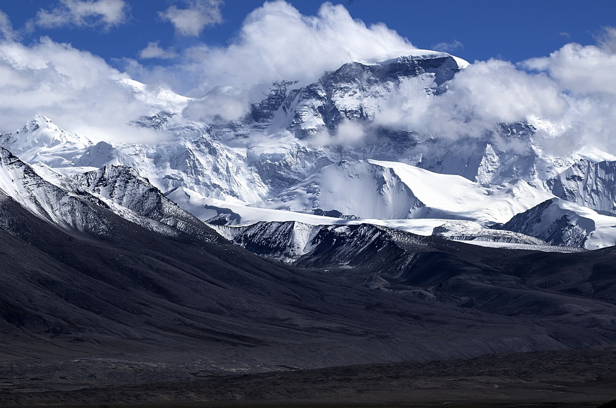 站在定日的珠峰观景台上远眺巍峨的雪山,除了震撼还是震撼!
