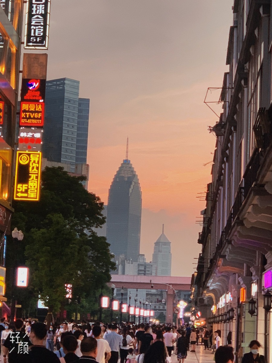 武汉江汉路步行街带着心爱的人去看黄昏的日落