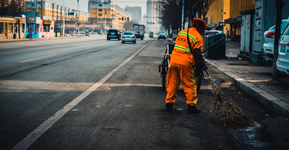 环卫工人是一个城市街道最常见的人即普通又高尚