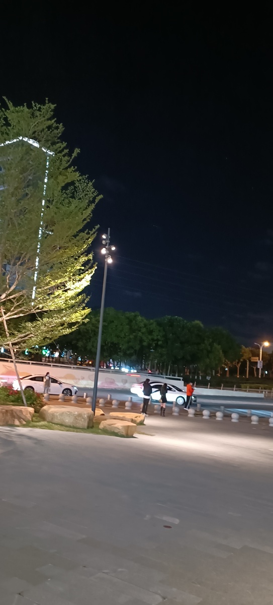 集美世茂夜晚马路边