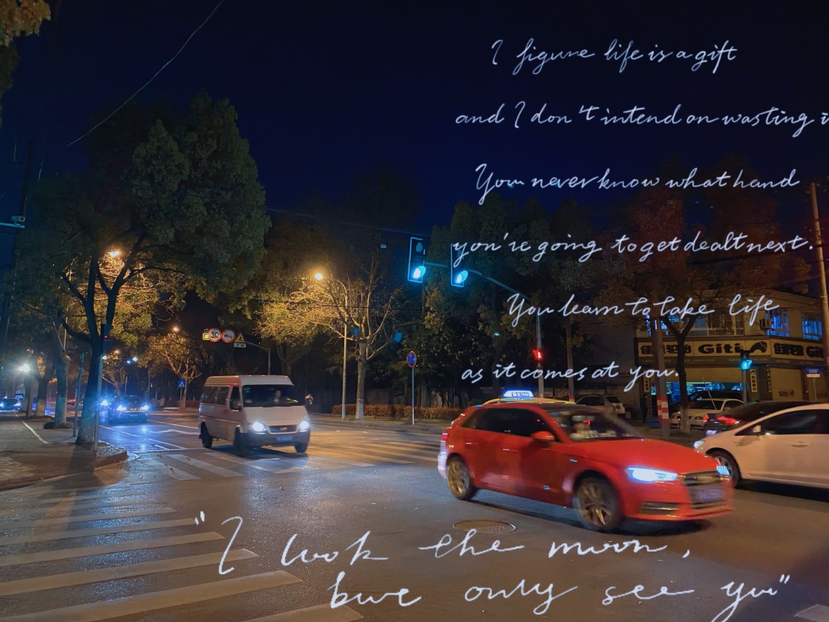 红绿灯的颜色在夜晚最清晰