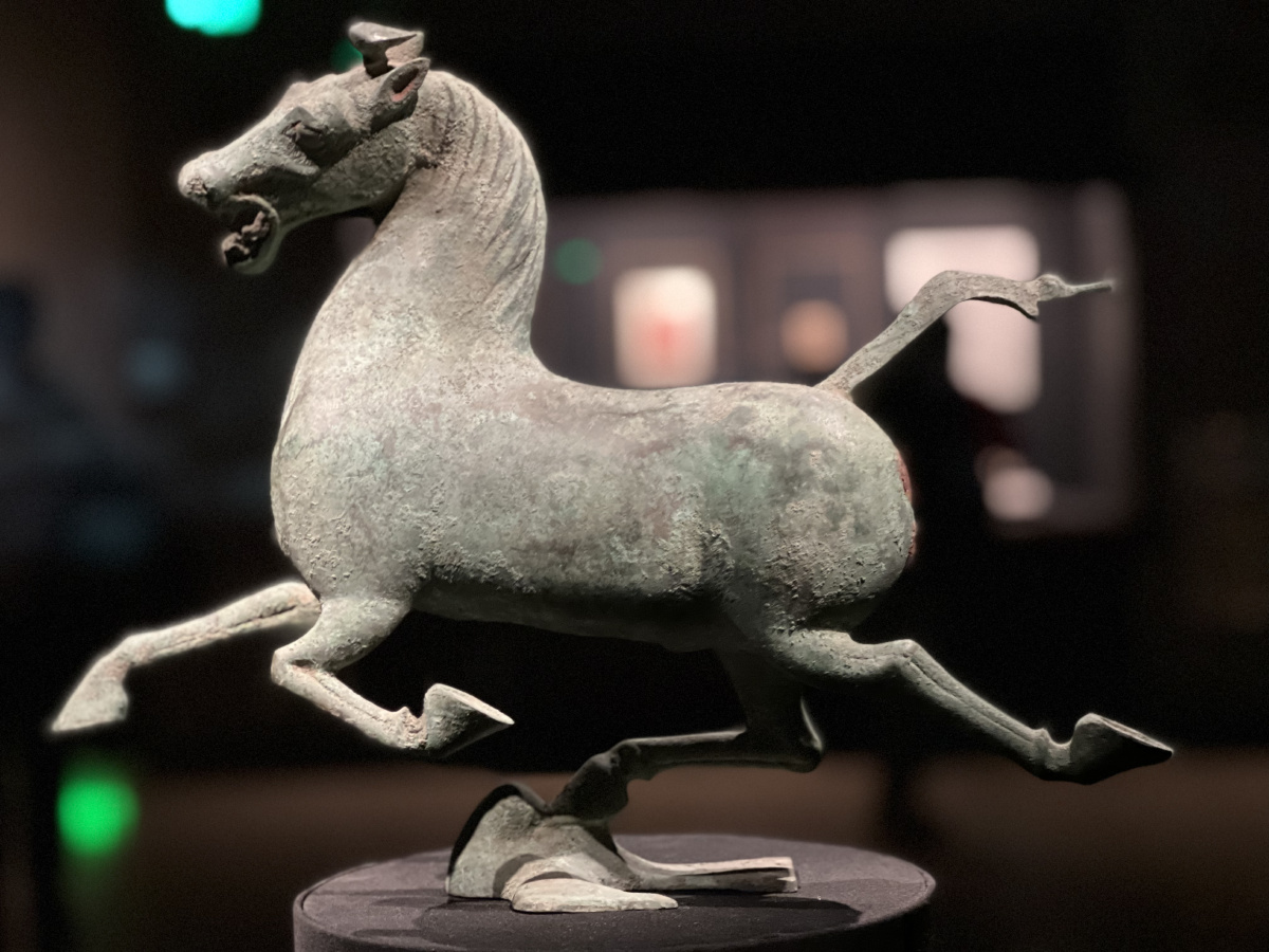 天马西来铜奔马为东汉青铜器国宝级文物1969年10月出土於甘肃省武威市