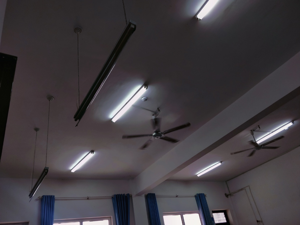 教室里的风扇还在转着,你是否还在教室里坐着