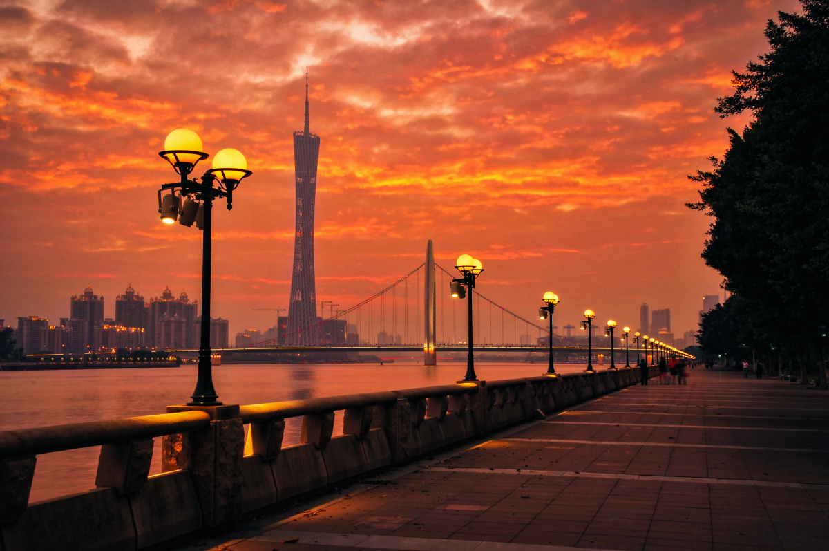 广州珠江边日落红霞