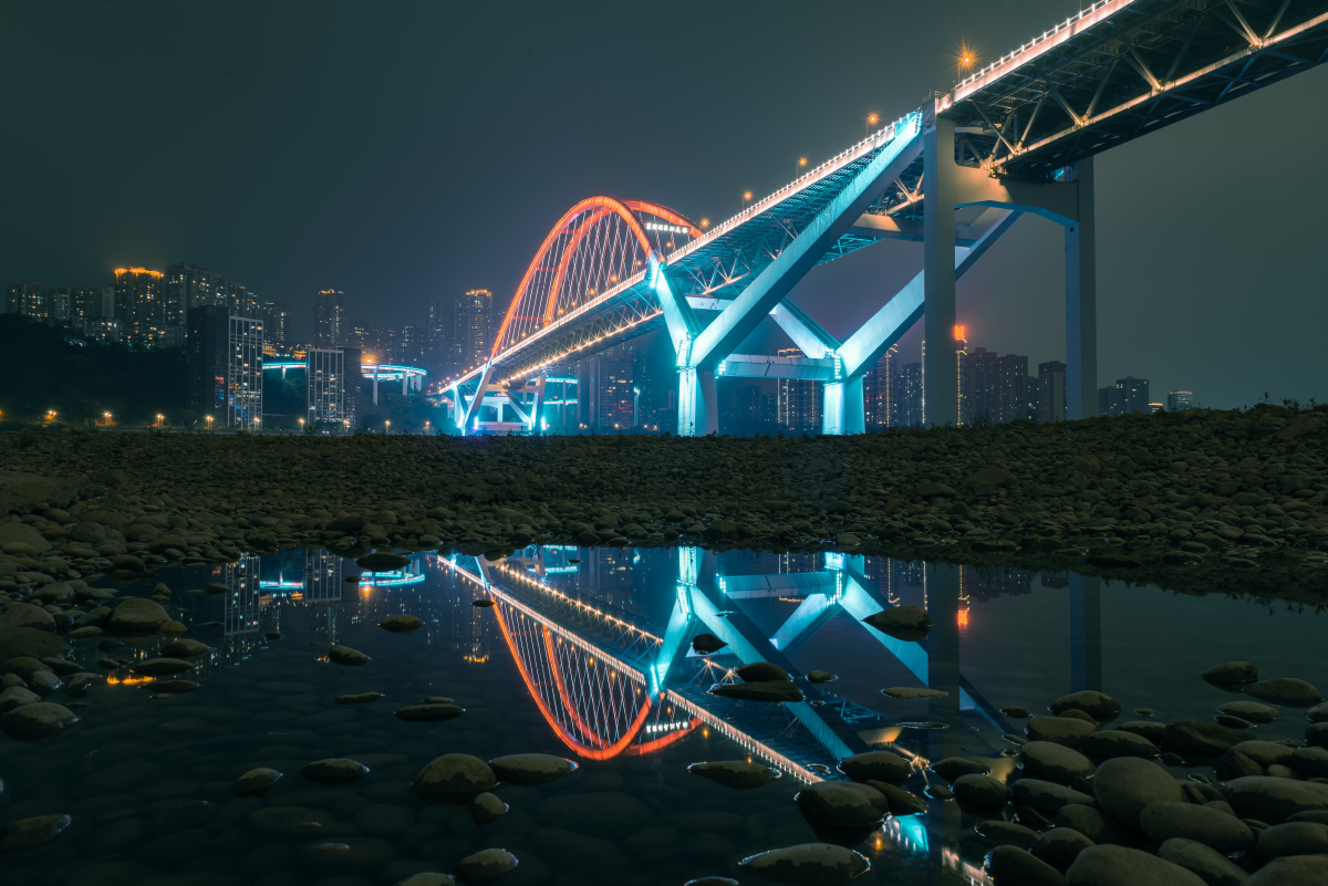 霓虹拱门:夜色下的菜园坝长江大桥