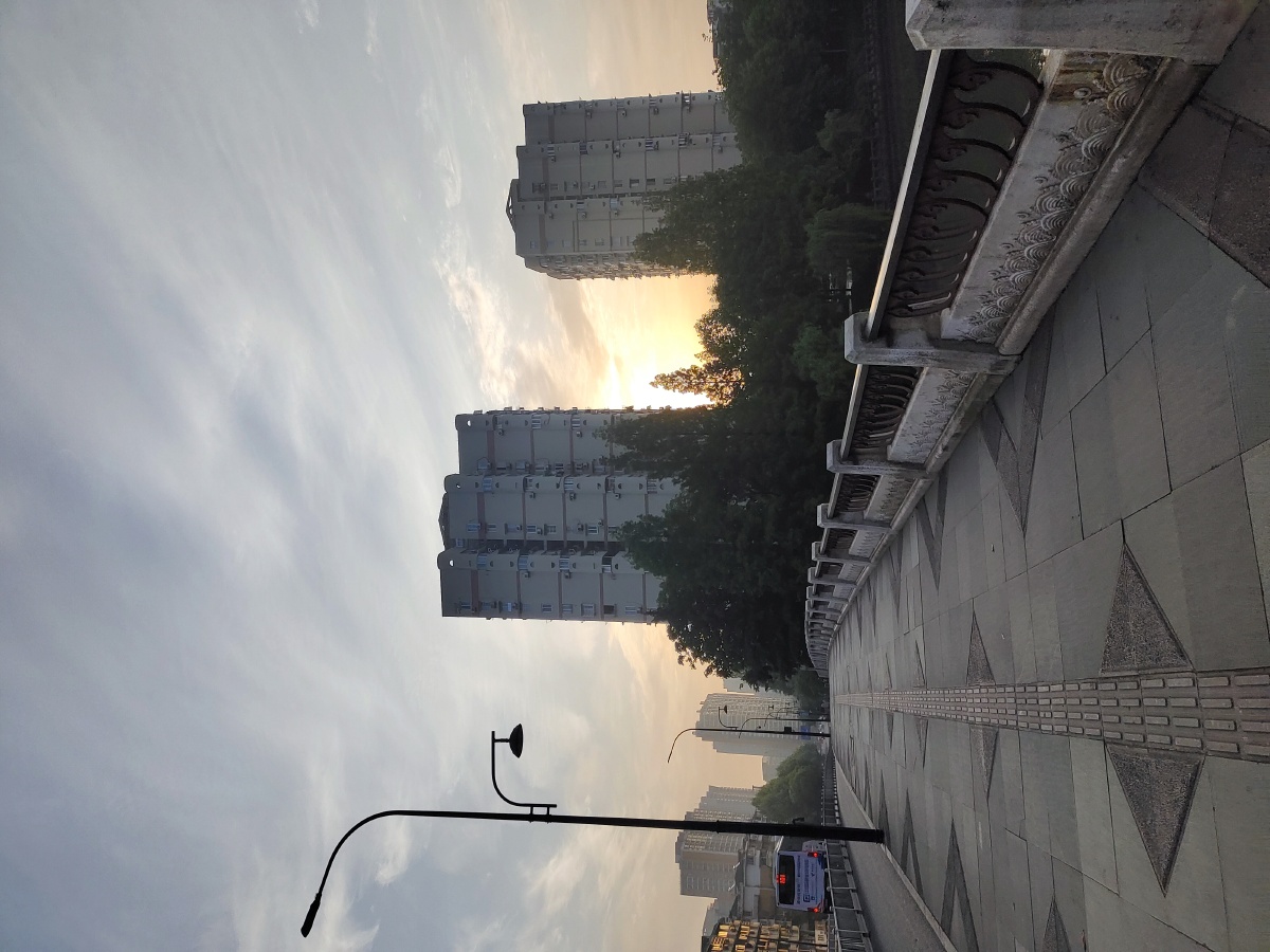 早上六点的太阳