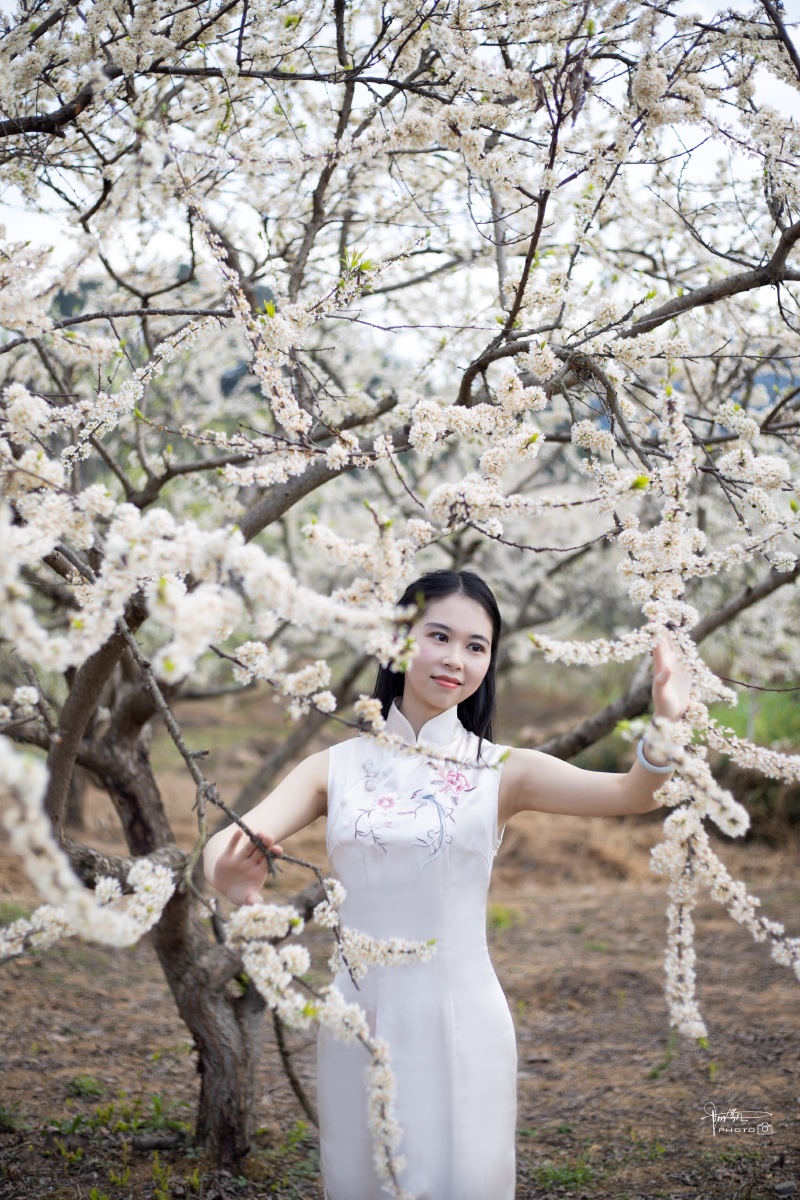 疏疏帘幕映娉婷初试晓妆新玉腕云边缓转修蛾波上微颦铅华淡薄轻匀桃脸