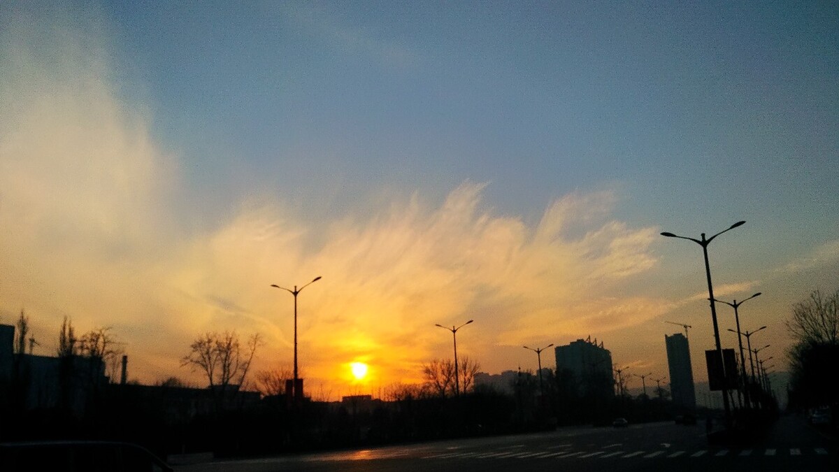 夕阳薄云