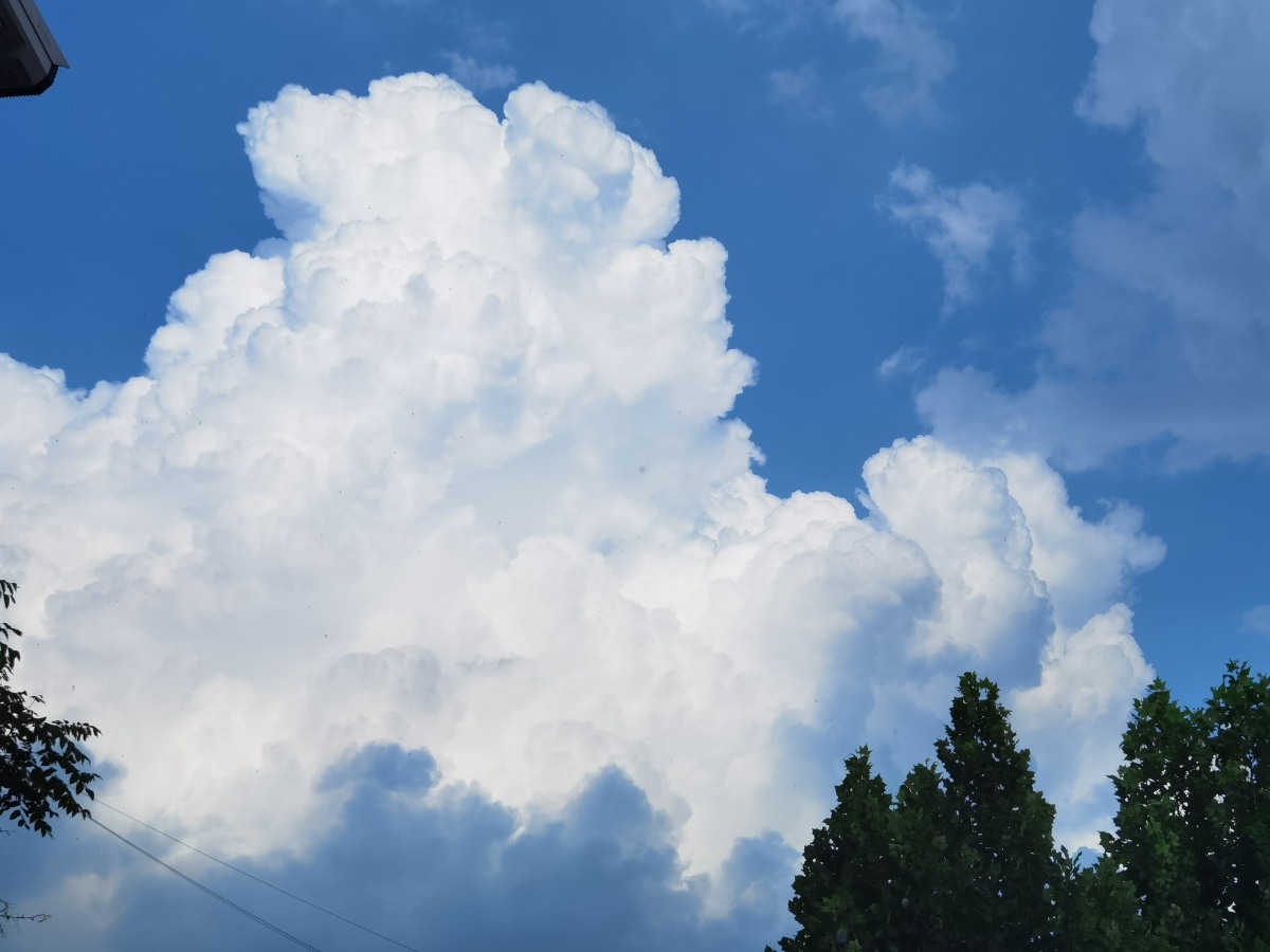 "云朵是天空写过最美的文案,天空一直都在,是云来了又去" - cricket15