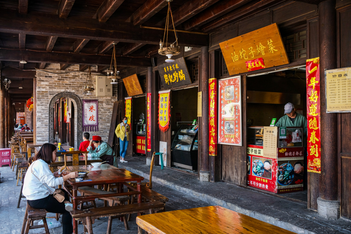 韩城古城,美食街里的排档